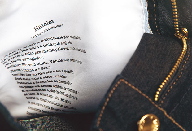 Marca lança coleção de calças jeans com trechos de livros nos bolsos