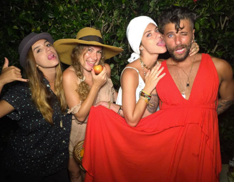 Bruno Gagliasso aparece de vestido vermelho em festa para desafiar padrões de gênero