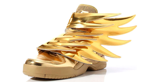 Jeremy Scott lança sneaker dourado em parceria com a adidas