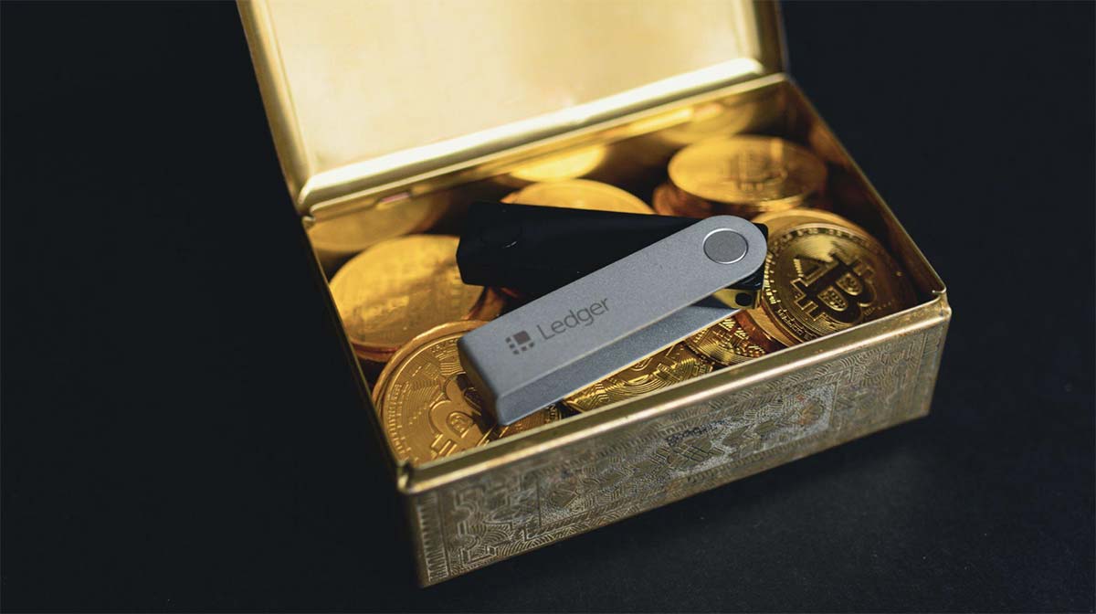 Ledger e criptomoedas bitcoin dentro de um caixa