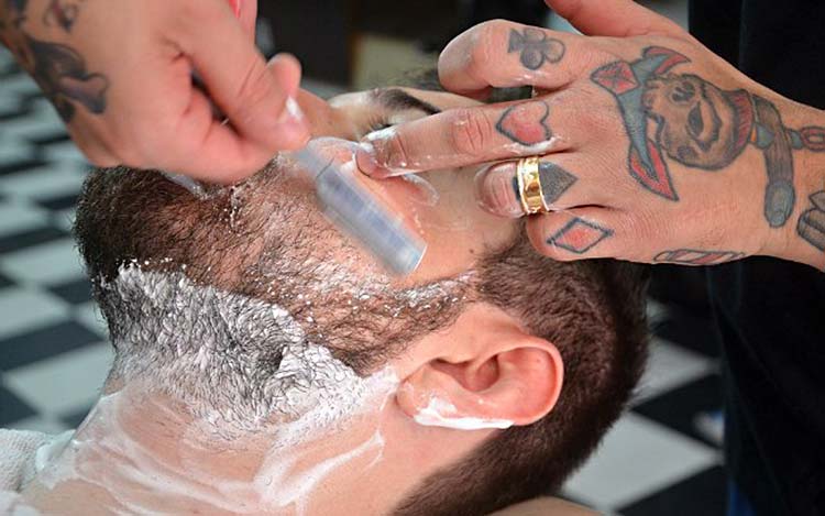 Guia: Como fazer a barba com navalha