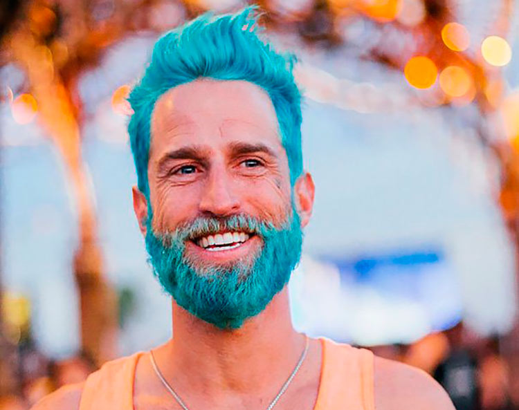 Nova tendência: Homens com cabelos e barbas coloridas