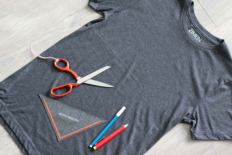 Faça Você Mesmo: Transforme uma Camiseta em Regata