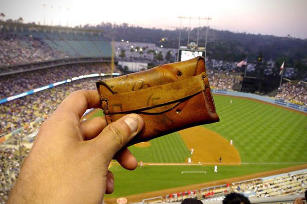 Marca lança carteira feita a partir de luvas de baseball