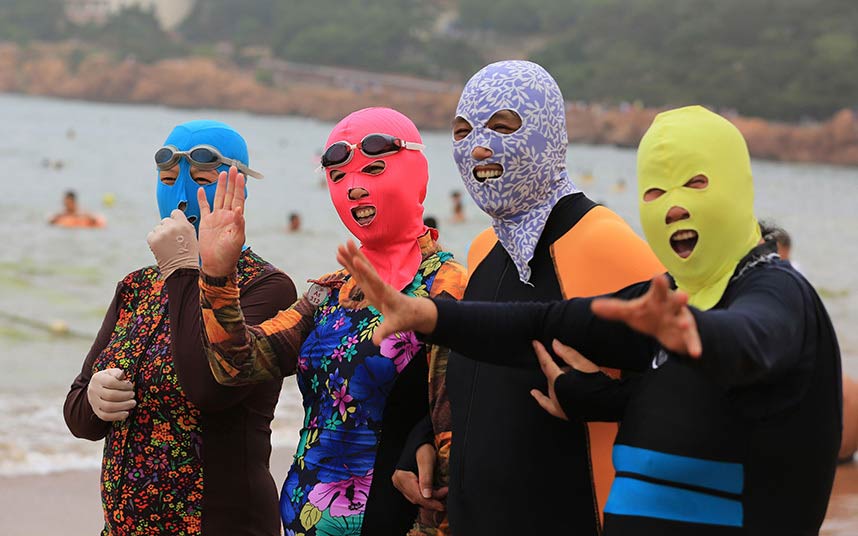 Facekini: Que tal ir à praia com o rosto coberto?