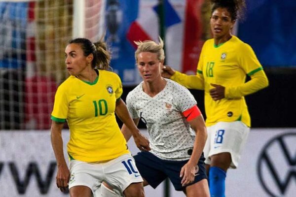 Do Chuveirinho ao Estádio: Mulheres que Marcaram o Futebol e Continuam Jogando