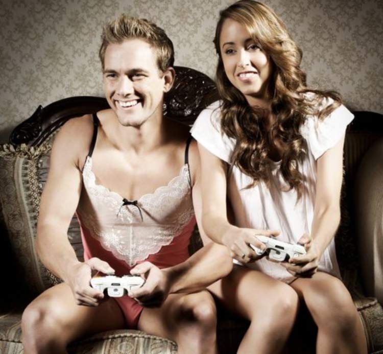 homem-mulher-jogando-videogame-lingerie