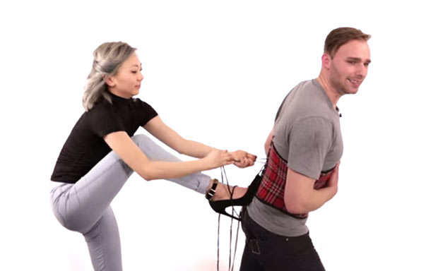 Vídeo mostra homens experimentando um corset pela primeira vez
