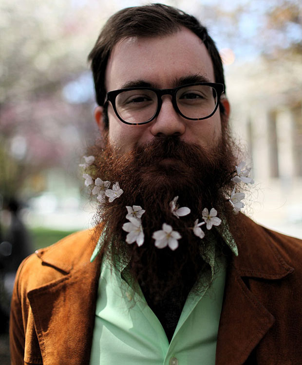 Homem flor na barba