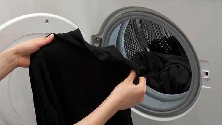 Como lavar roupas pretas e evitar o desbotamento