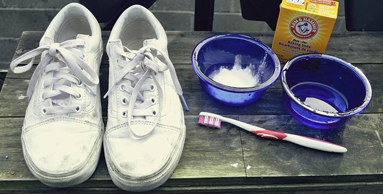 4 formas de limpar um tênis branco