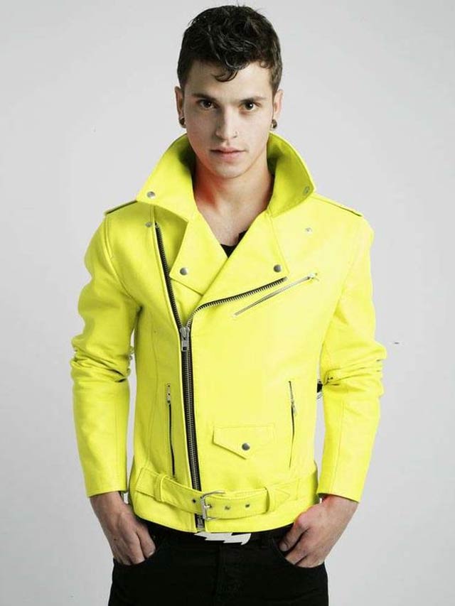 Мужчина в желтой куртке в крокус сити