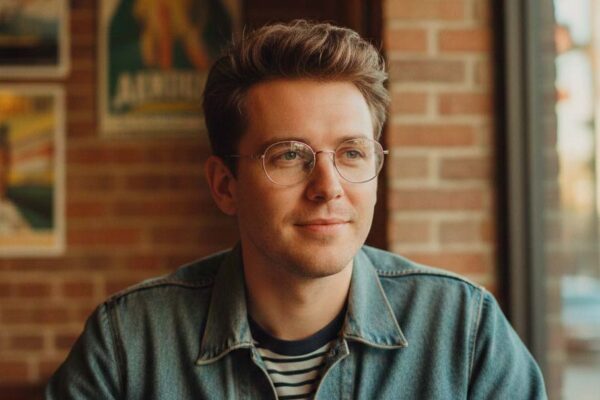 Óculos de armações finas dos anos 90 estão em alta!