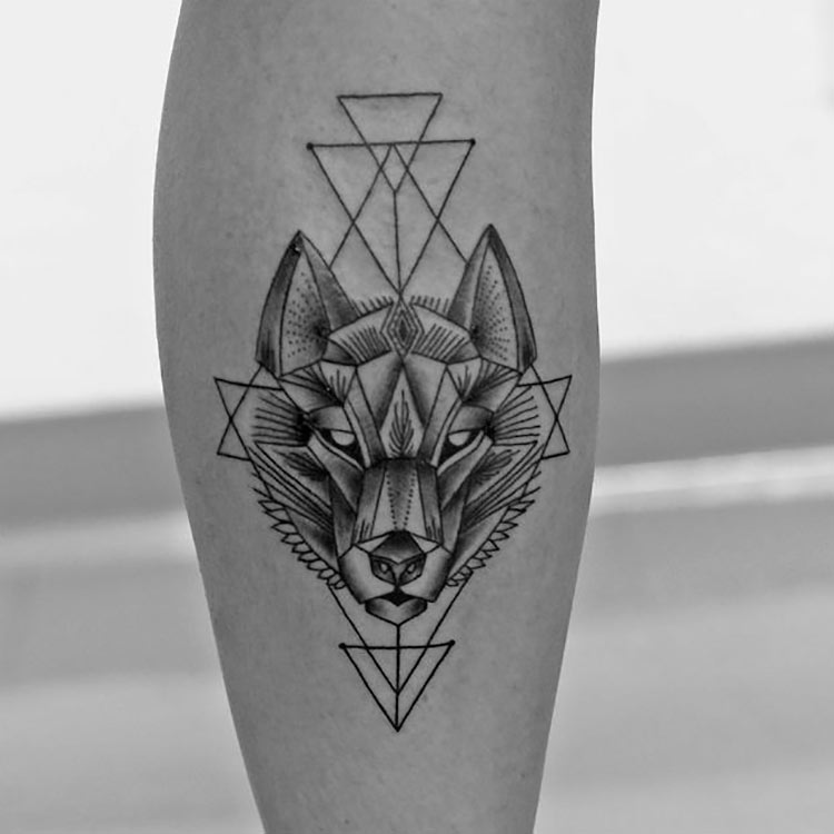 tatuagem-lobo-preta-geometrica