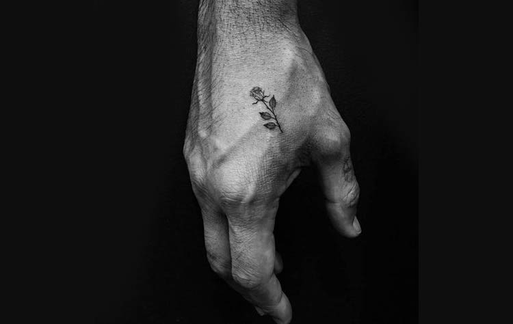 tatuagem-masculina-mao-flor